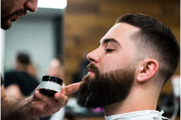 Balsam do brody – kiedy jest lepszy niż olejek?