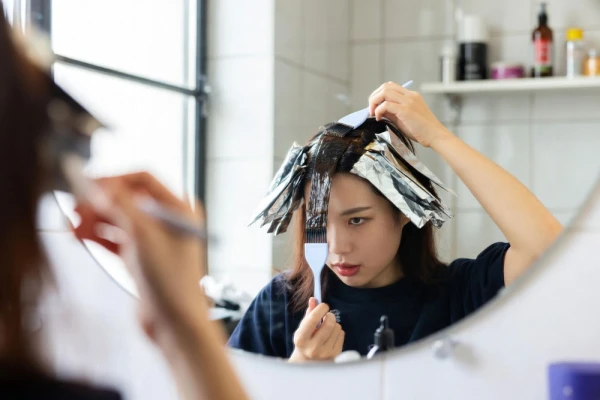 Farbowanie a tonowanie włosów - na czym polega różnica?