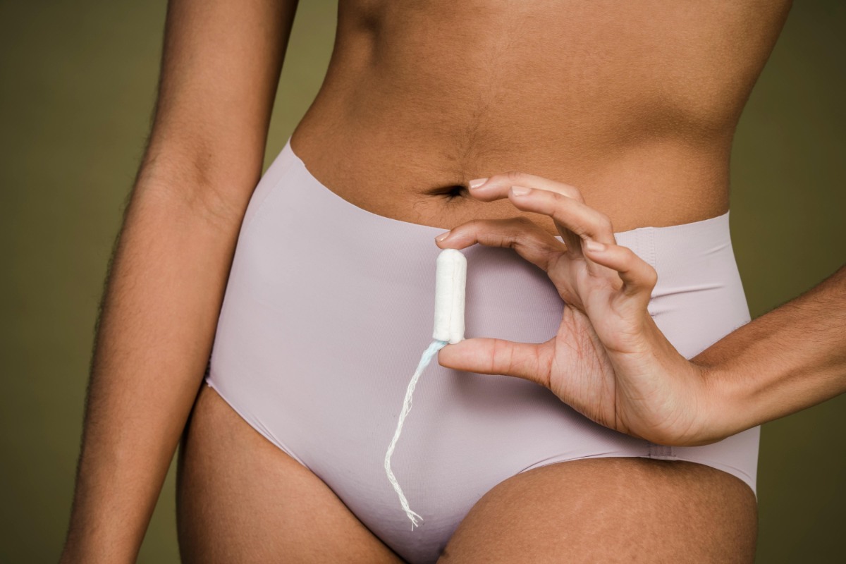 kobieta trzymająca tampon